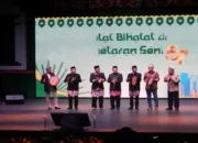 Momen Mahfud MD Baca Puisi di dalam Halalbihalal UII