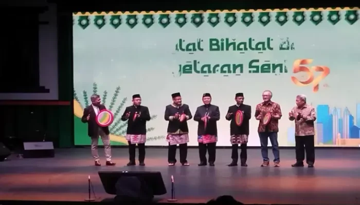 Momen Mahfud MD Baca Puisi di dalam Halalbihalal UII