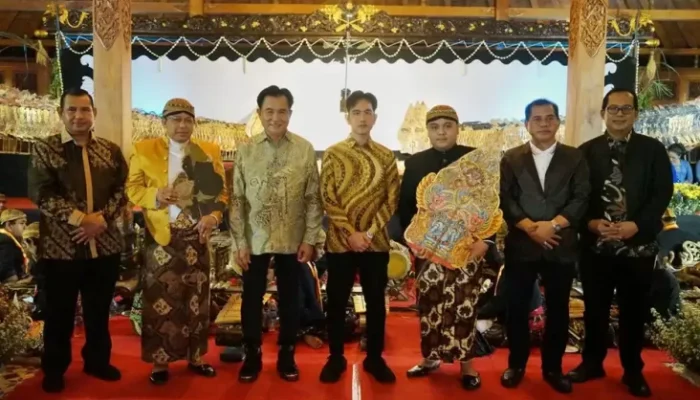 Nonton Wayang Bareng Gibran pada Solo, Yusril: Ruwatan Tolak Bala dengan Ritual Budaya