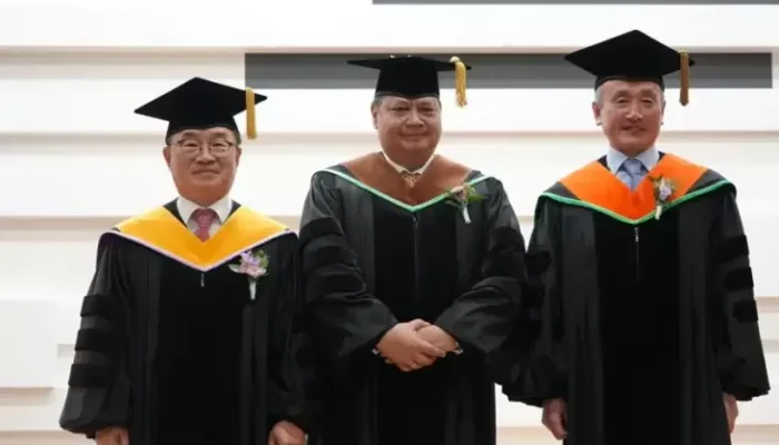 Airlangga Terima Gelar Honoris Causa dari Kampus Korsel, Rektor UGM: Semoga Jadi Inspirasi