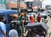 Hari Jumat Berkah, Wing Komando l Kopasgat Bagikan Makanan Siap Saji di Jatiwaringin