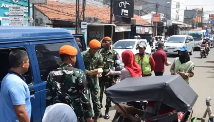 Hari Jumat Berkah, Wing Komando l Kopasgat Bagikan Makanan Siap Saji di Jatiwaringin