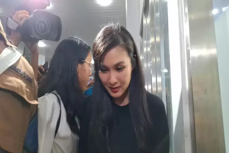 Sandra Dewi Tertunduk usai Diperiksa 10 Jam terkait Kasus Korupsi Timah yang tersebut mana Seret Suaminya