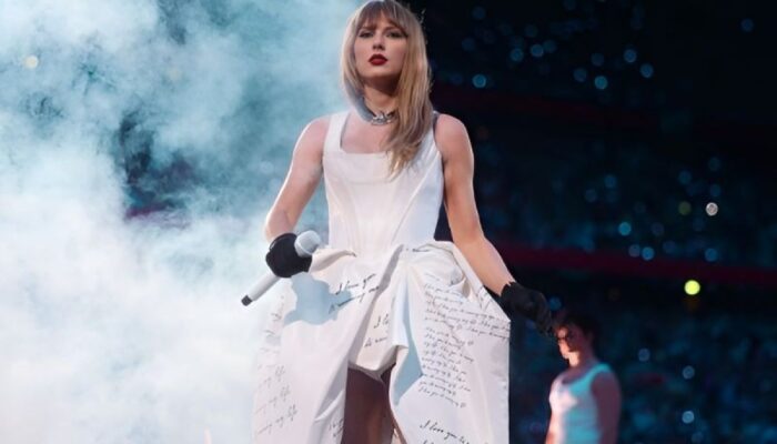 Taylor Swift pamerkan buket bunga dari U2 pada waktu Eras Tour Dublin