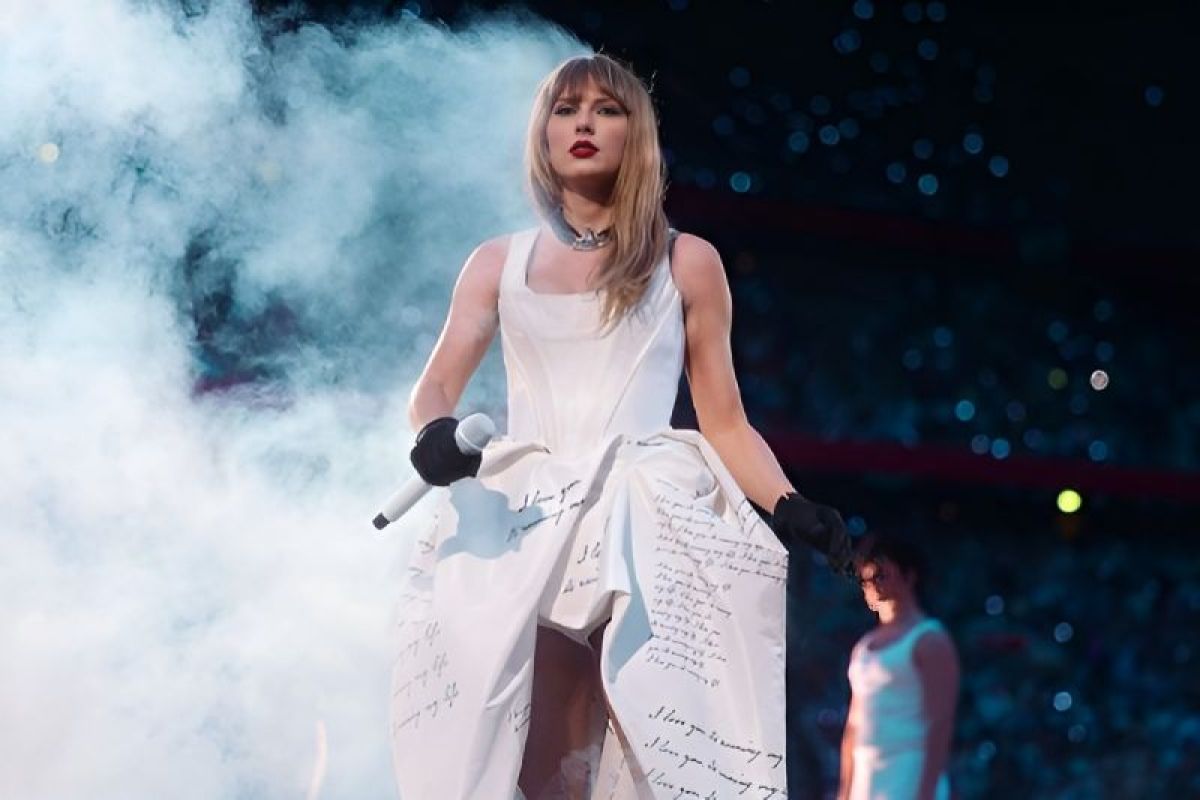 Taylor Swift pamerkan buket bunga dari U2 pada waktu Eras Tour Dublin