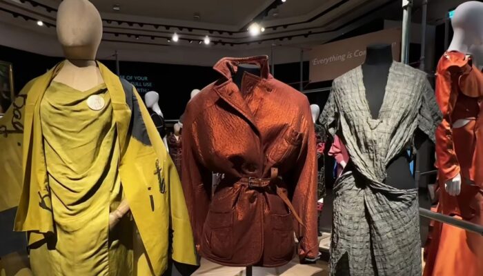 Pakaian kemudian perhiasan mendiang Vivienne Westwood dilelang