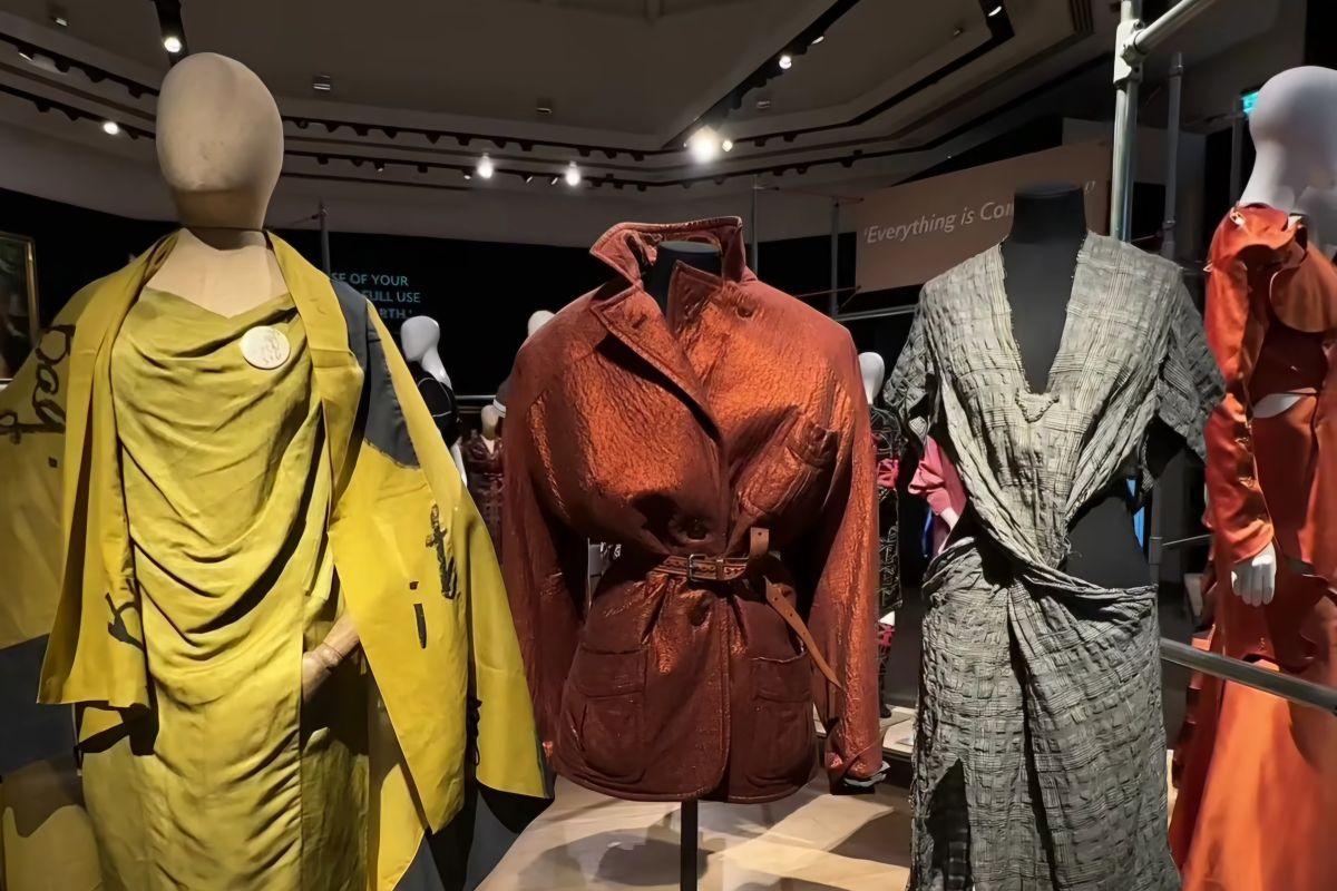 Pakaian kemudian perhiasan mendiang Vivienne Westwood dilelang