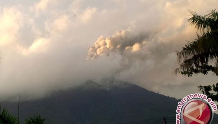 Gunung Etna ke Italia meletus keluarkan asap serta abu