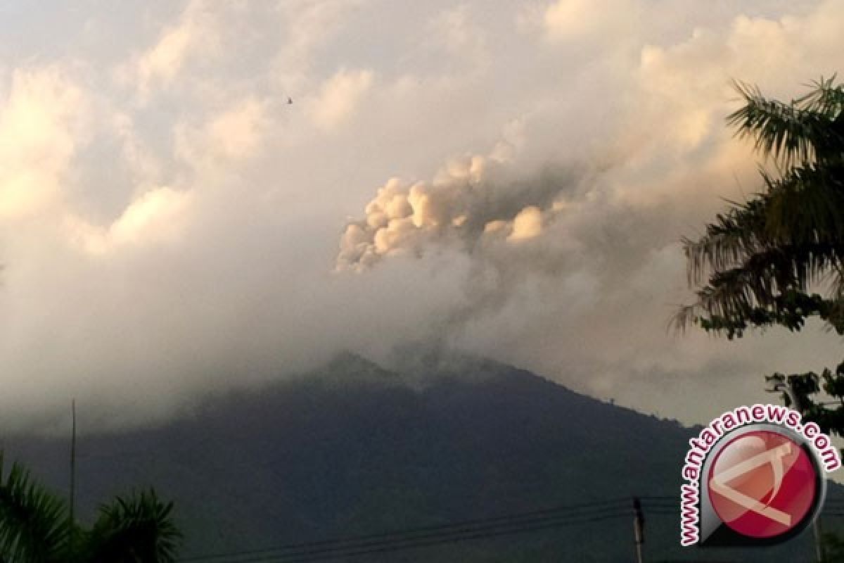 Gunung Etna ke Italia meletus keluarkan asap juga abu