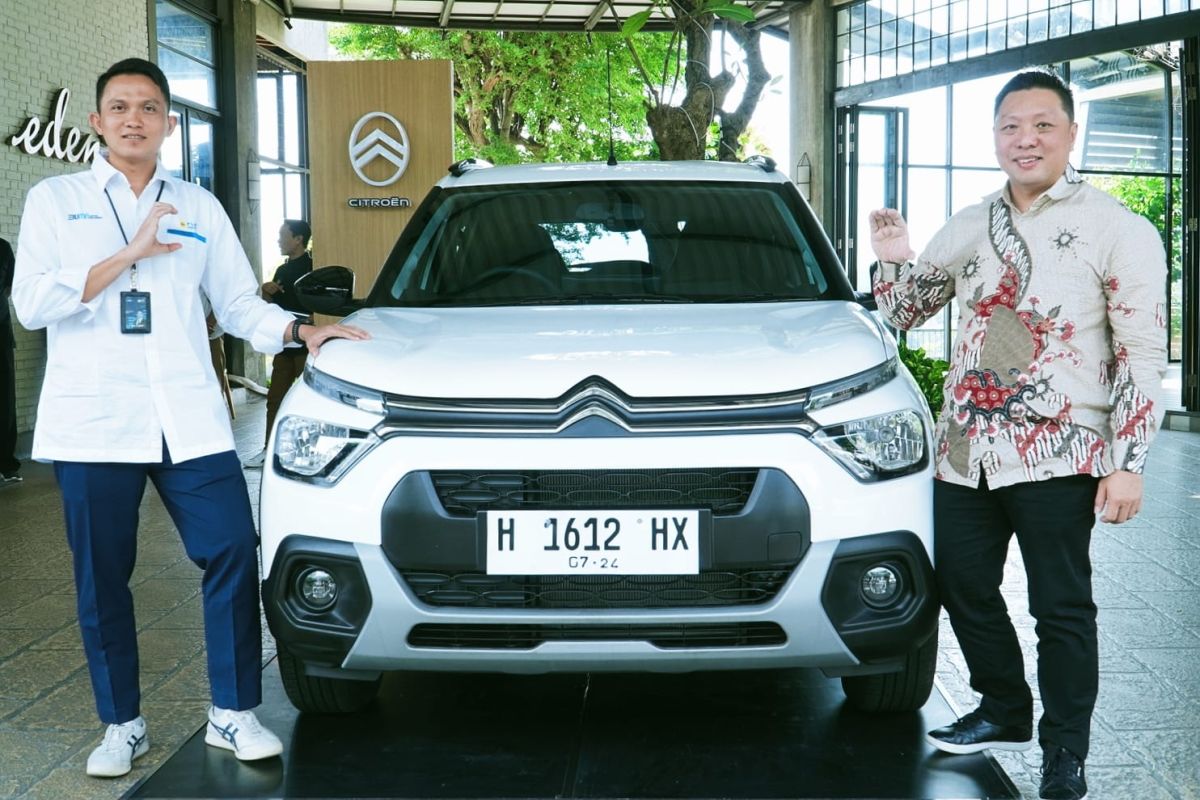 Citroen serahkan unit E-C3 All Electric untuk konsumen Semarang